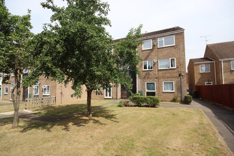 Rochfords Gardens, Slough SL2 2 bed apartment to rent - £1,295 pcm (£299 pw)