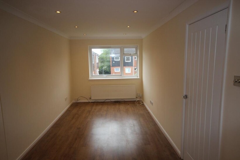 Rochfords Gardens, Slough SL2 2 bed apartment to rent - £1,295 pcm (£299 pw)