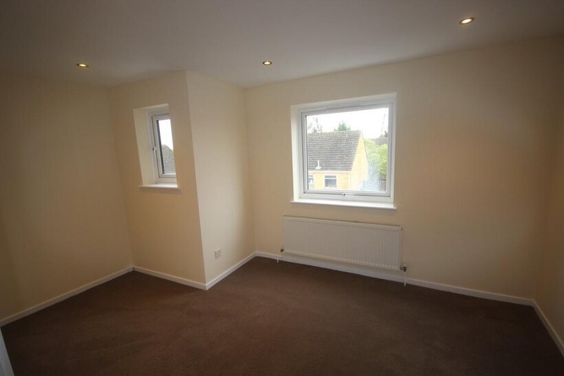 Rochfords Gardens, Slough SL2 2 bed apartment to rent - £1,295 pcm (£299 pw)
