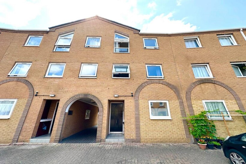 Cyclops Mews, London E14 5 bed terraced house to rent - £4,983 pcm (£1,150 pw)