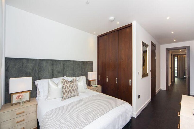 Charles Clowes Walk, London SW11 2 bed apartment to rent - £5,590 pcm (£1,290 pw)