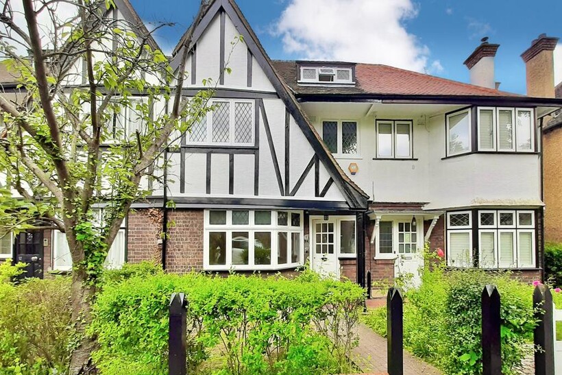 Princes Gardens, London, W3 4 bed terraced house to rent - £3,850 pcm (£888 pw)