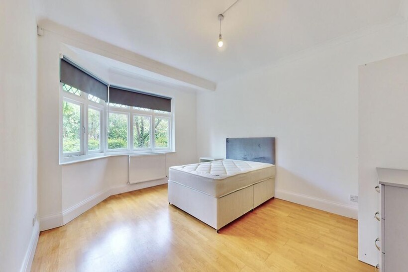 Princes Gardens, London, W3 4 bed terraced house to rent - £3,850 pcm (£888 pw)