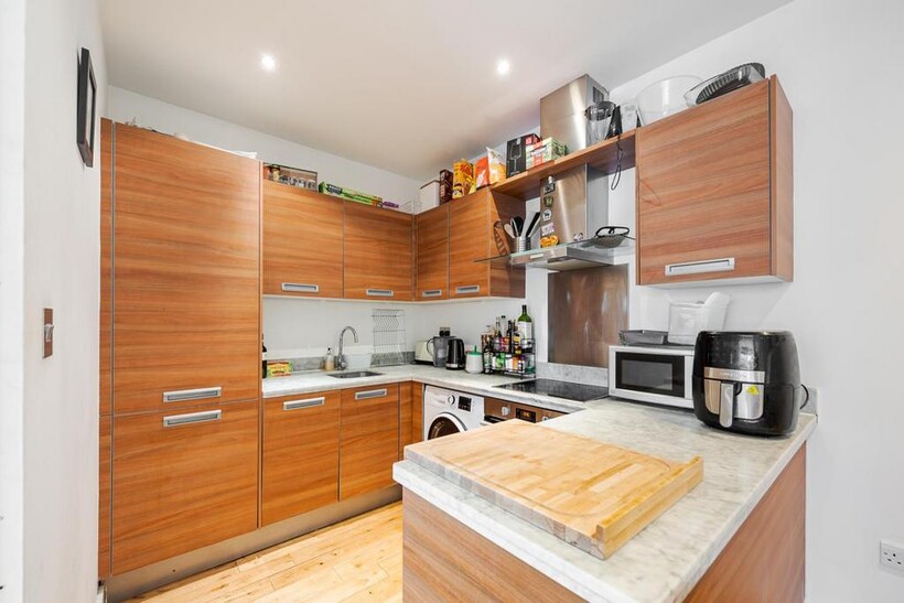 Lavender Hill, London SW11 2 bed apartment to rent - £2,448 pcm (£565 pw)