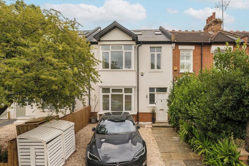 Grantham Road, London W4 4 bed semi-detached house to rent - £4,749 pcm (£1,096 pw)