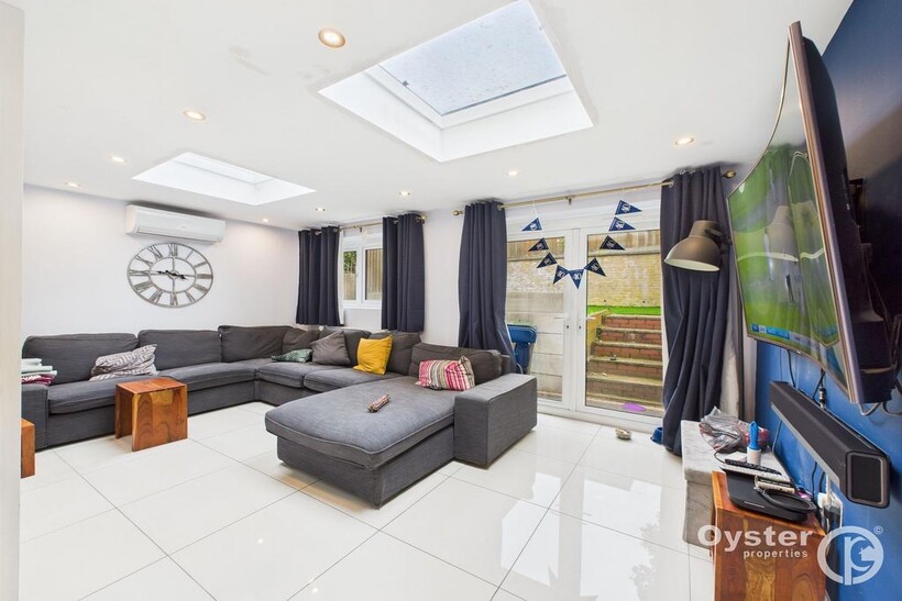 Wellsfield, Bushey, WD23 5 bed semi-detached house to rent - £2,950 pcm (£681 pw)