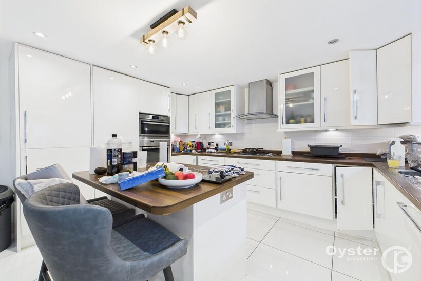 Wellsfield, Bushey, WD23 5 bed semi-detached house to rent - £2,950 pcm (£681 pw)