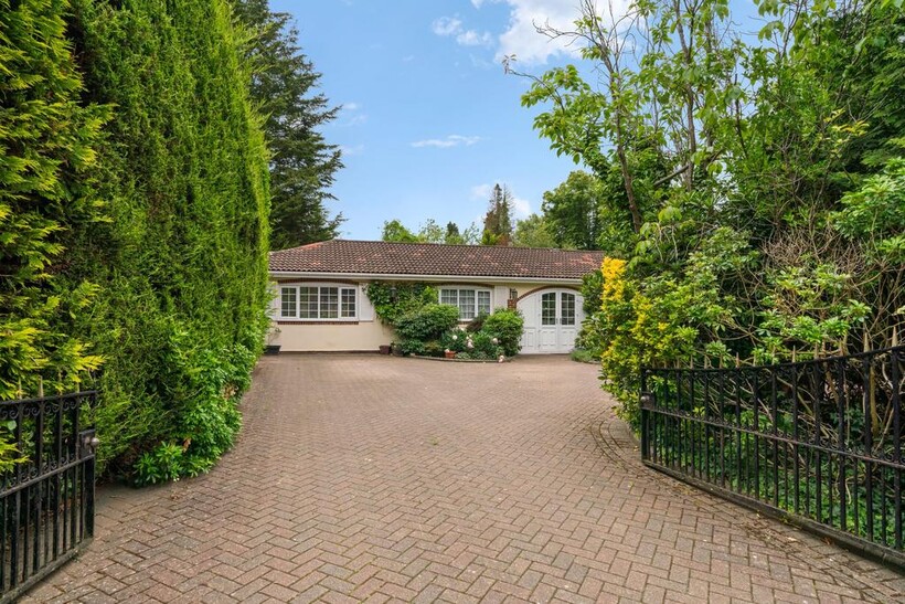 Earleswood, Cobham, KT11 5 bed detached bungalow to rent - £4,950 pcm (£1,142 pw)