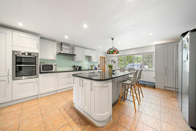Earleswood, Cobham, KT11 5 bed detached bungalow to rent - £4,950 pcm (£1,142 pw)