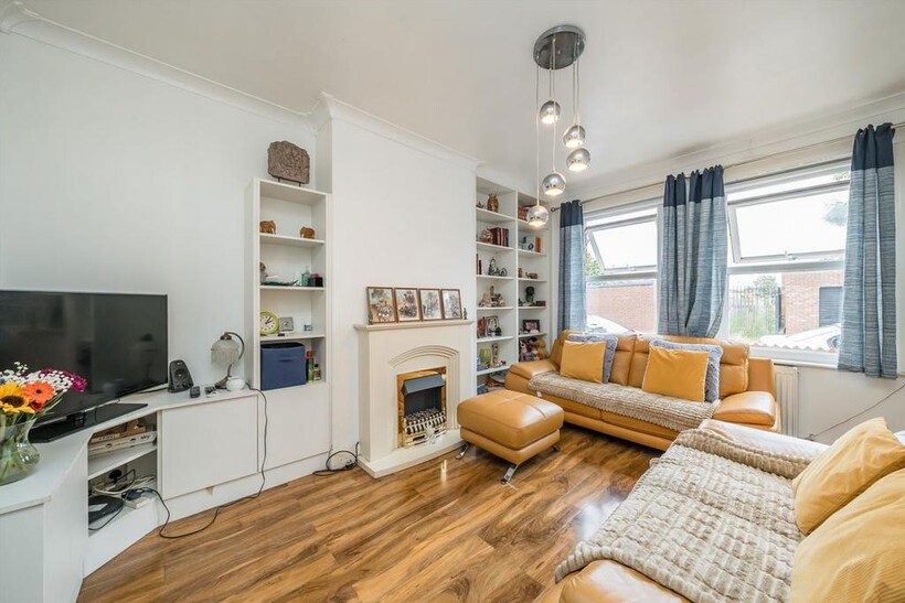 James Street, Hounslow TW3 2 bed house to rent - £2,195 pcm (£507 pw)