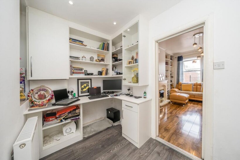 James Street, Hounslow TW3 2 bed house to rent - £2,195 pcm (£507 pw)