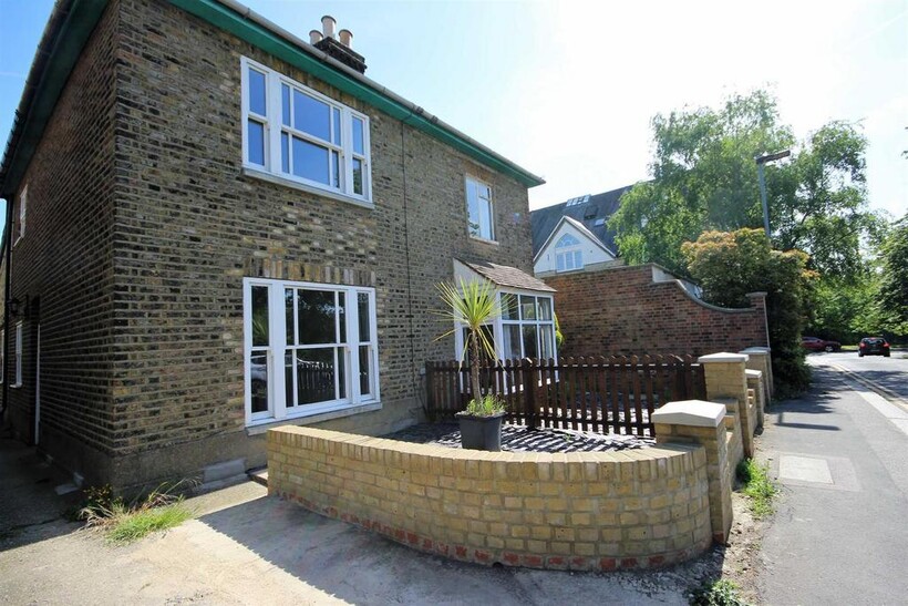 Links Road, Woodford Green 2 bed semi-detached house to rent - £2,050 pcm (£473 pw)