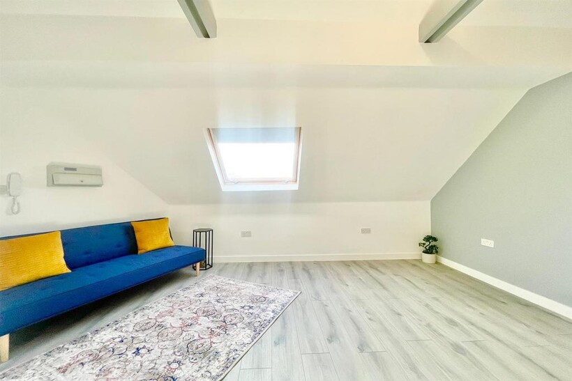 74 Higham Hill Road, London E17 2 bed flat to rent - £2,475 pcm (£571 pw)