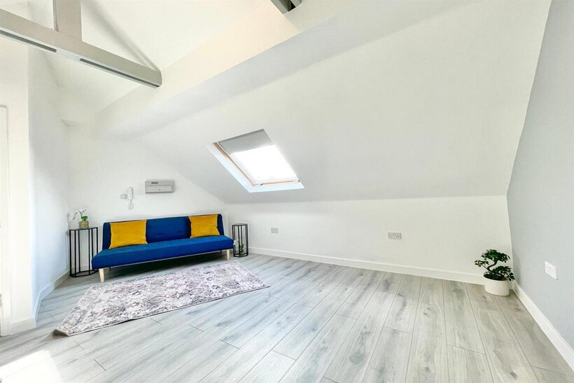 74 Higham Hill Road, London E17 2 bed flat to rent - £2,475 pcm (£571 pw)
