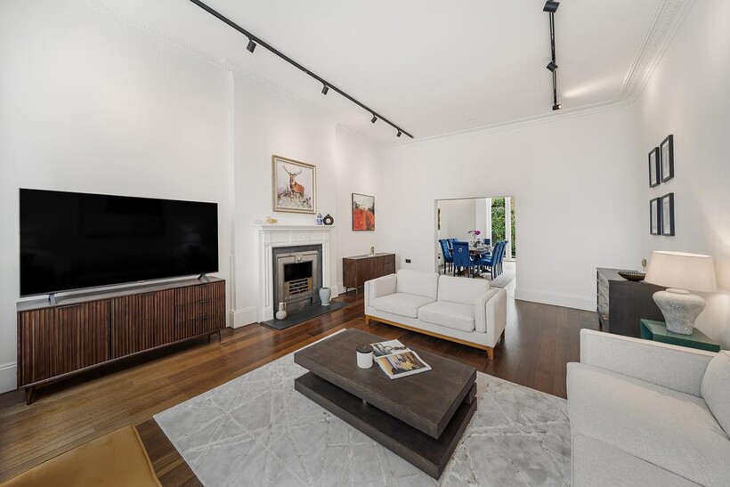 Halkin Street, London SW1X 2 bed duplex to rent - £11,000 pcm (£2,538 pw)