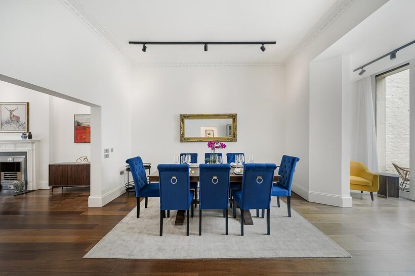Halkin Street, London SW1X 2 bed duplex to rent - £11,000 pcm (£2,538 pw)
