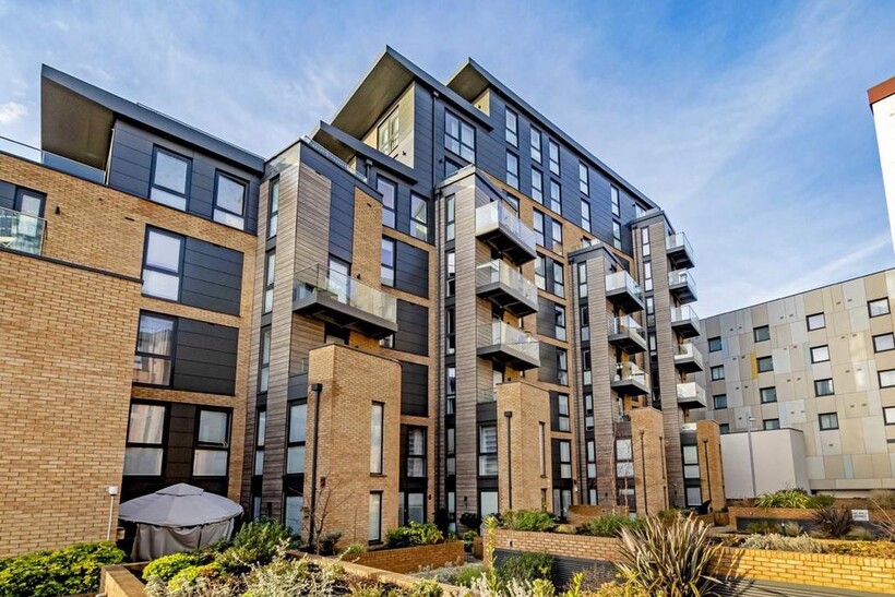 Baltic Avenue, Brentford TW8 2 bed flat to rent - £2,448 pcm (£565 pw)