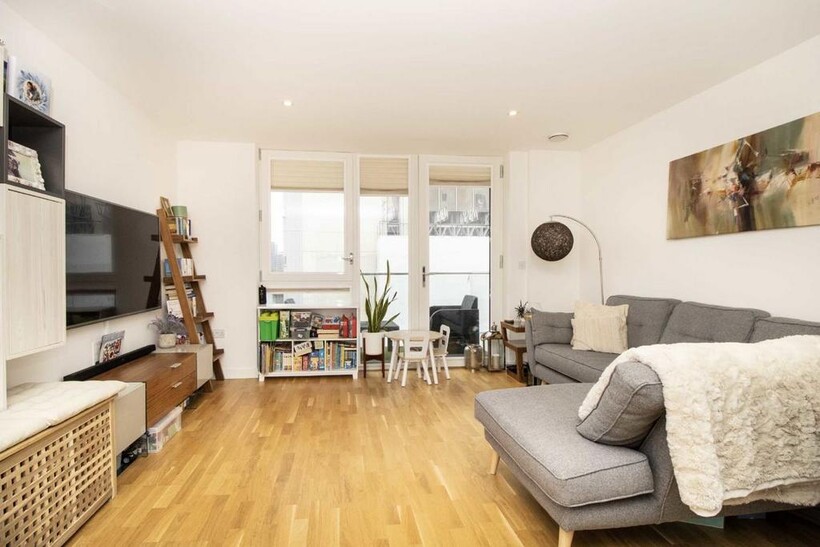 Baltic Avenue, Brentford TW8 2 bed flat to rent - £2,448 pcm (£565 pw)