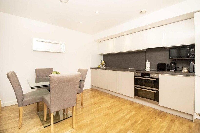 Baltic Avenue, Brentford TW8 2 bed flat to rent - £2,448 pcm (£565 pw)