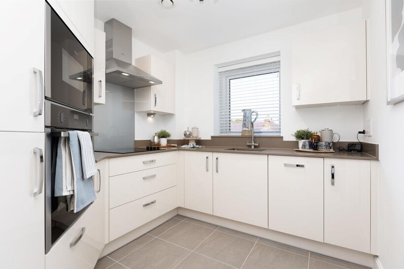 24 Queens Road, Weybridge KT13 2 bed retirement property to rent - £4,675 pcm (£1,079 pw)