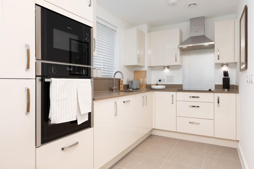 24 Queens Road, Weybridge KT13 1 bed retirement property to rent - £3,310 pcm (£764 pw)