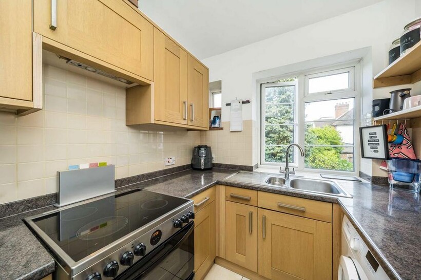 Sheen Court, Richmond TW10 2 bed flat to rent - £2,295 pcm (£530 pw)
