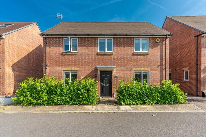 Wright Close, Bushey, WD23 4 bed detached house to rent - £2,800 pcm (£646 pw)