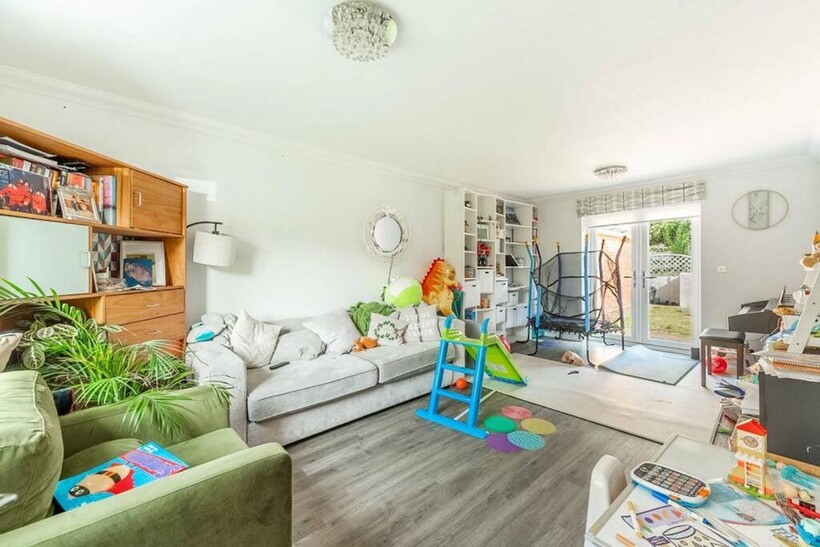 Wright Close, Bushey, WD23 4 bed detached house to rent - £2,800 pcm (£646 pw)