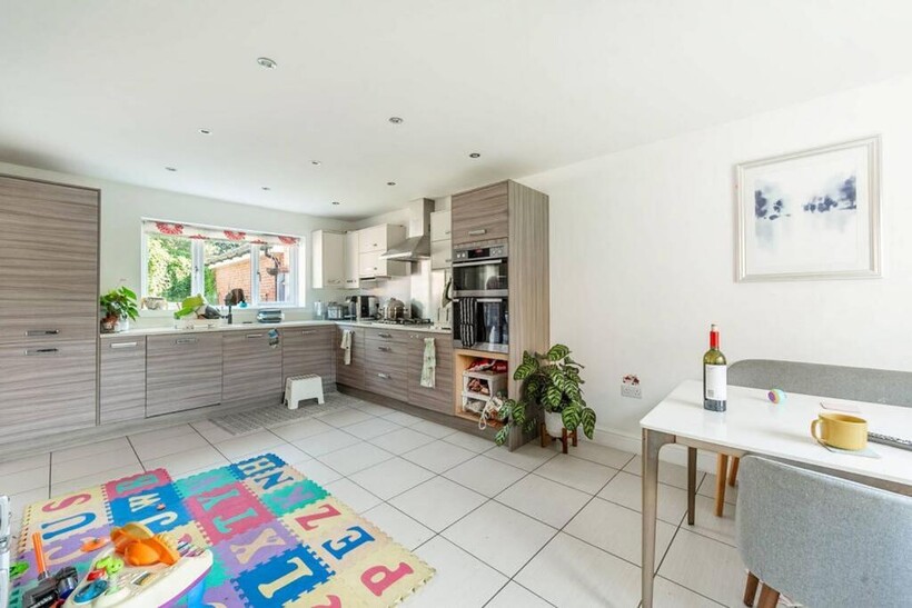 Wright Close, Bushey, WD23 4 bed detached house to rent - £2,800 pcm (£646 pw)