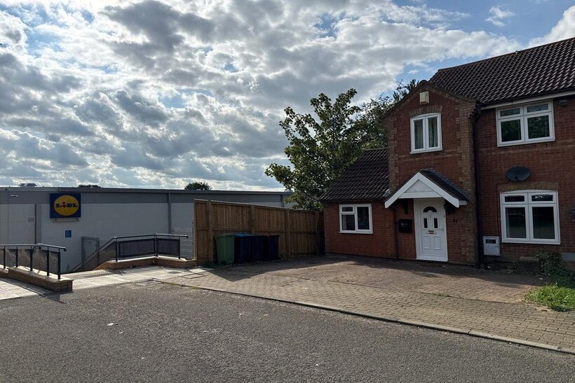 4-Bedroom Semi-Detached House with Garden & Parki