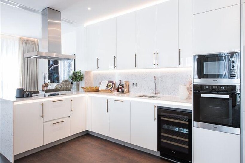Charles Clowes Walk, London SW11 3 bed apartment to rent - £11,418 pcm (£2,635 pw)