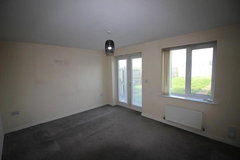 Mulberry Avenue 3 bed semi-detached house to rent - £818 pcm (£189 pw)