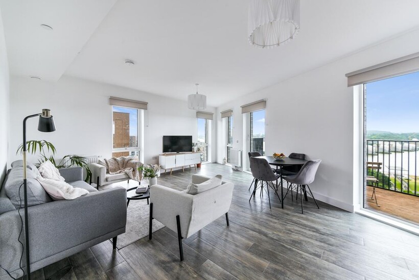 Pontoon Dock London E16 3 bed apartment to rent - £2,480 pcm (£572 pw)