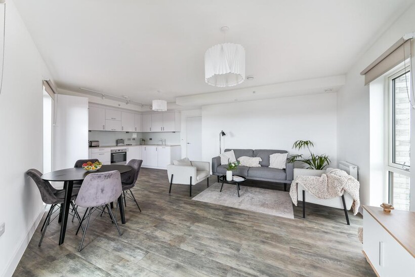 Pontoon Dock London E16 3 bed apartment to rent - £2,480 pcm (£572 pw)