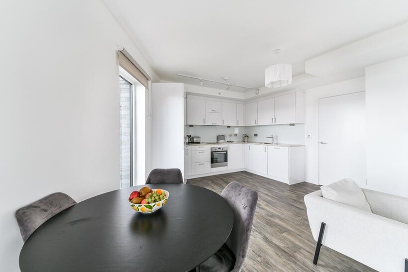 Pontoon Dock London E16 3 bed apartment to rent - £2,480 pcm (£572 pw)