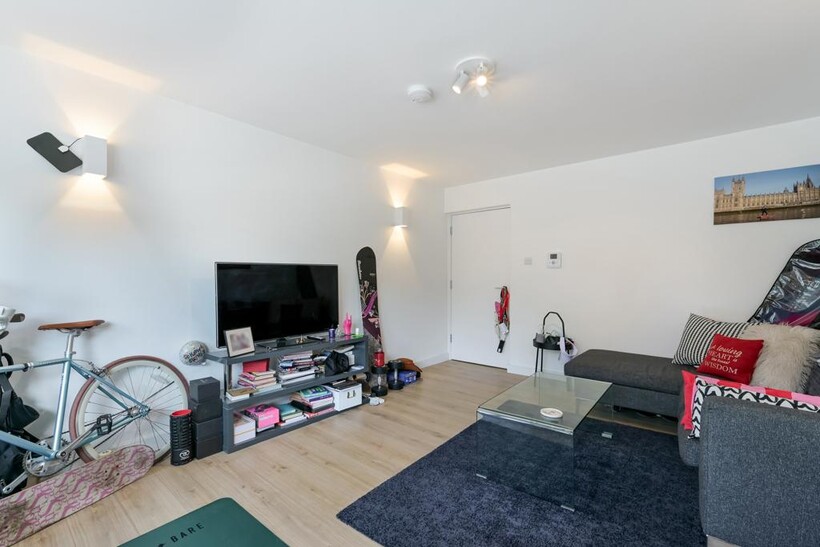 Kew Bridge Court, Brentford London W4 2 bed apartment to rent - £2,325 pcm (£537 pw)