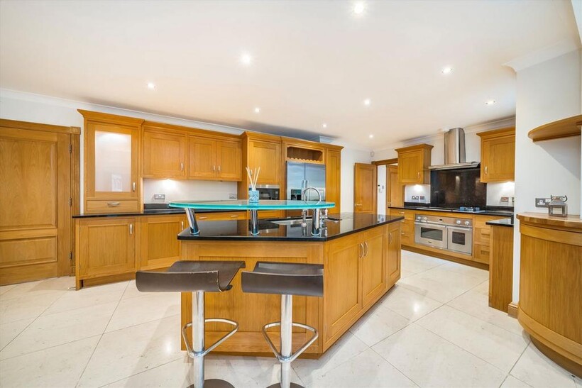 South View Road, Pinner HA5 6 bed detached house to rent - £6,200 pcm (£1,431 pw)