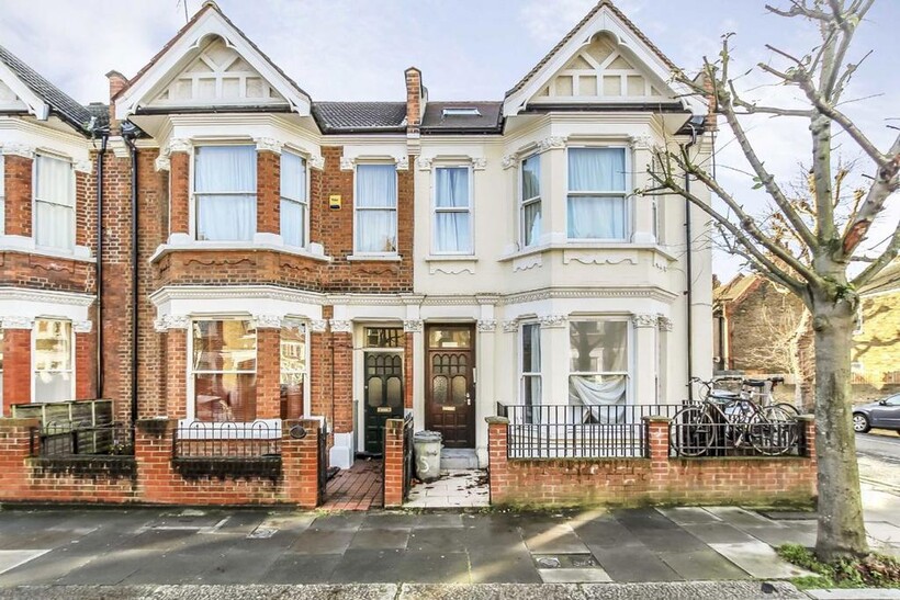 Eynham Road, London W12 5 bed flat to rent - £4,702 pcm (£1,085 pw)