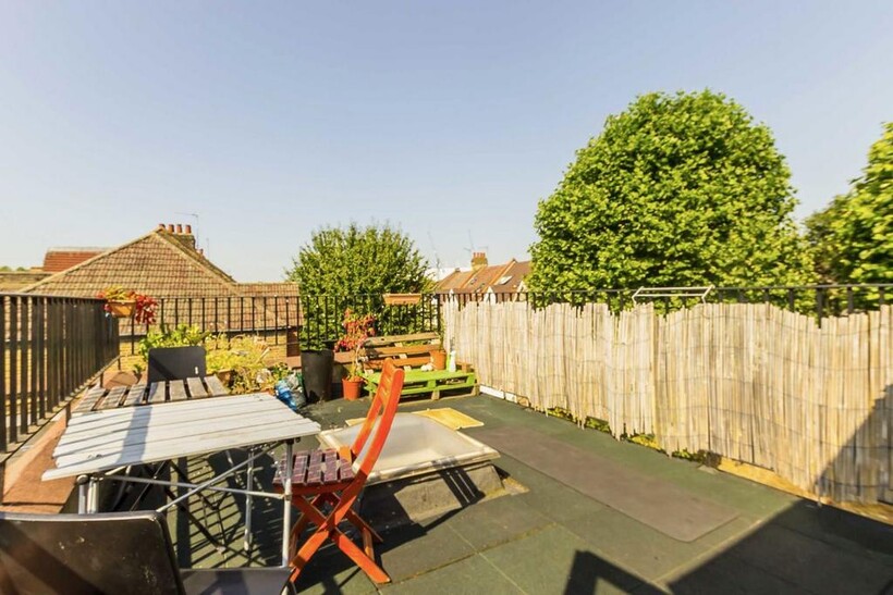 Eynham Road, London W12 5 bed flat to rent - £4,702 pcm (£1,085 pw)
