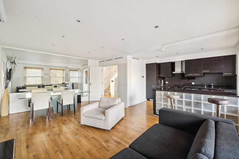 Ennismore Gardens, London, SW7 3 bed flat to rent - £4,598 pcm (£1,061 pw)