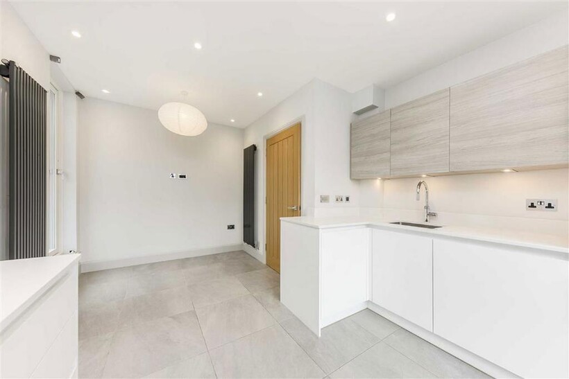 Old Bakery Mews, Kingston Upon Thames... 3 bed house to rent - £3,195 pcm (£737 pw)