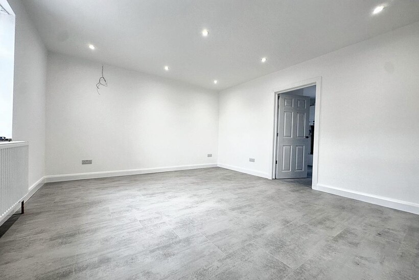 Wescott Way, Uxbridge, UB8 3 bed semi-detached house to rent - £2,295 pcm (£530 pw)