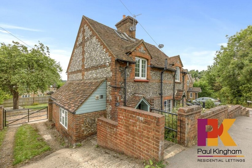 26 New Road, High Wycombe HP12 2 bed semi-detached house to rent - £1,475 pcm (£340 pw)