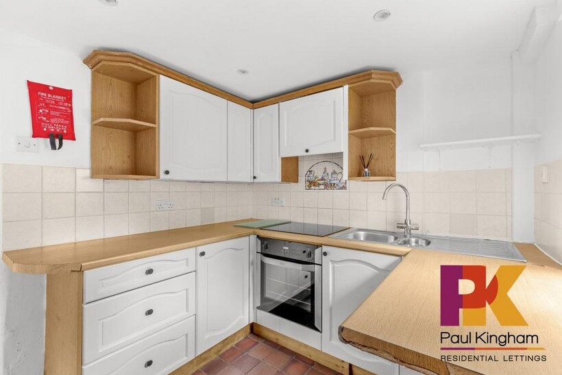 26 New Road, High Wycombe HP12 2 bed semi-detached house to rent - £1,475 pcm (£340 pw)