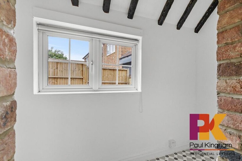 26 New Road, High Wycombe HP12 2 bed semi-detached house to rent - £1,475 pcm (£340 pw)