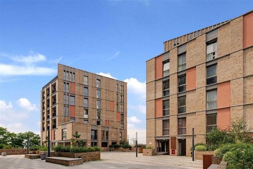 Oberman Road, London NW10 3 bed flat to rent - £3,098 pcm (£715 pw)