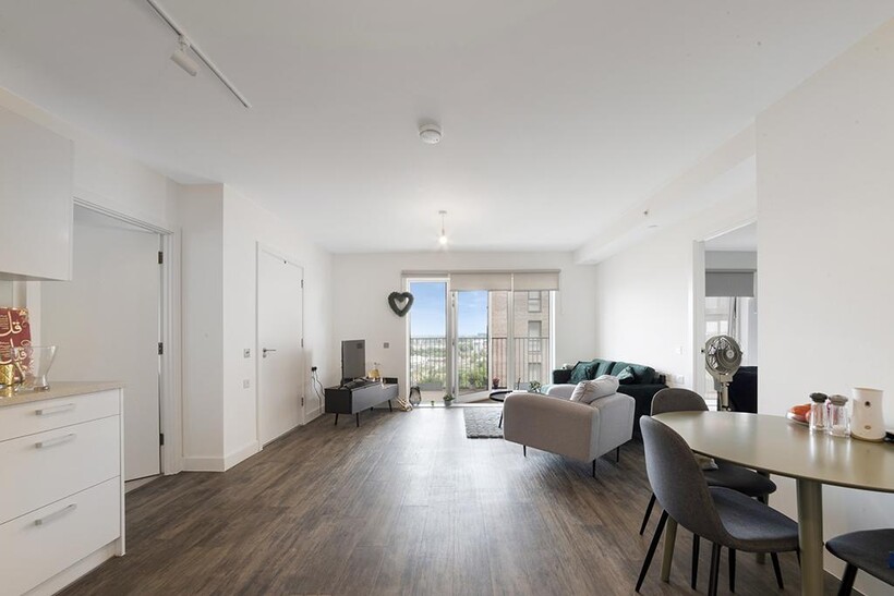 Millet Place, Pontoon Dock London E16 2 bed apartment to rent - £2,485 pcm (£573 pw)