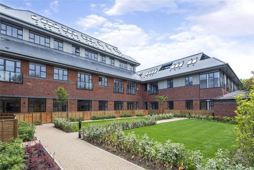 38 Wells Court, Woking GU21 1 bed flat to rent - £1,425 pcm (£329 pw)