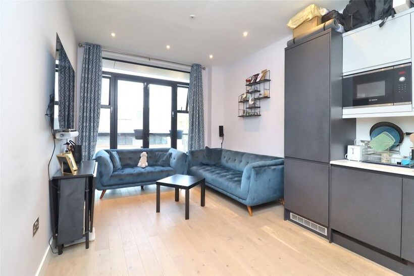 38 Wells Court, Woking GU21 1 bed flat to rent - £1,425 pcm (£329 pw)