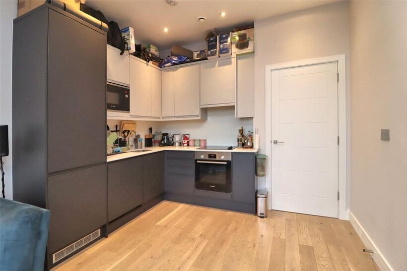 38 Wells Court, Woking GU21 1 bed flat to rent - £1,425 pcm (£329 pw)